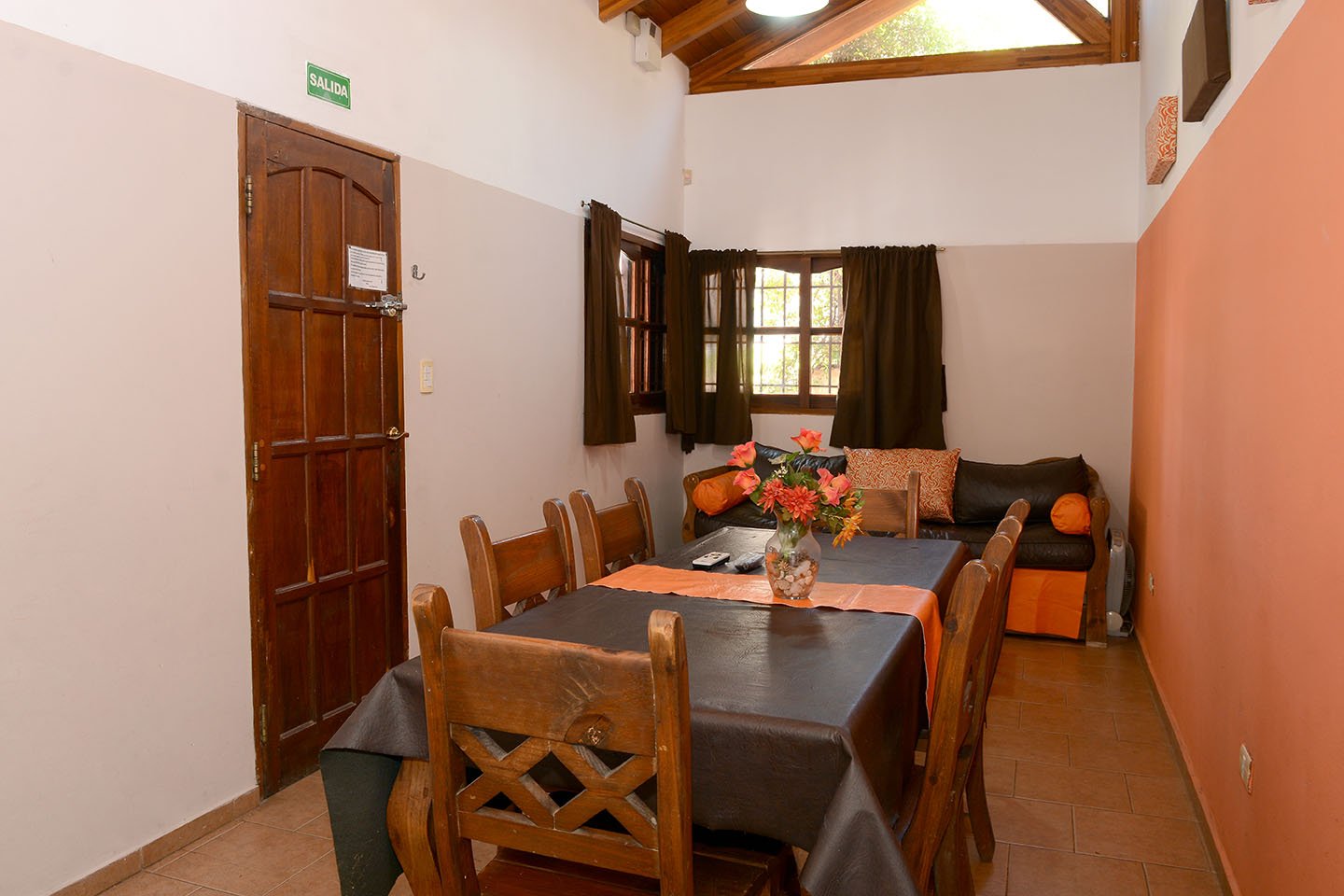 Comedor de una cabaña equipada