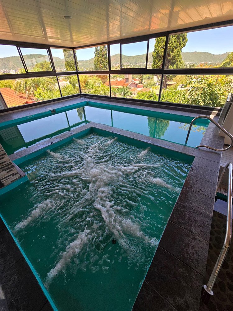 Jacuzzi con vista a las sierras
