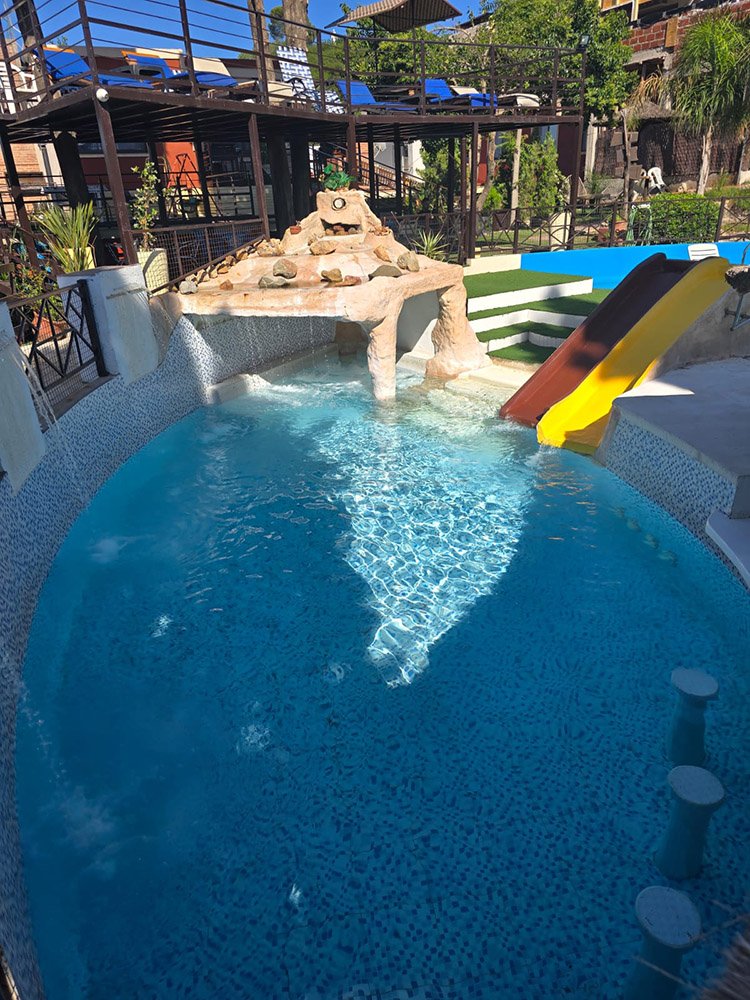 Piscina con toboganes y juegos de agua