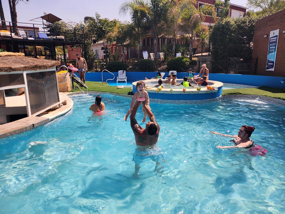 Piscina exterior del complejo en un día de sol